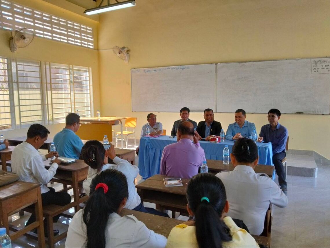 ឯកឧត្តមបណ្ឌិត សៀង សុវណ្ណា នាយកវិទ្យាស្ថានជាតិអប់រំ និងក្រុមការងារក្រសួង បានចុះពិនិត្យតាមដាន វាយតម្លៃការបង្រៀន និងរៀនស្ទែមនៅវិទ្យាល័យសុខាផល្លី ខេត្តកំពង់ស្ពឺ