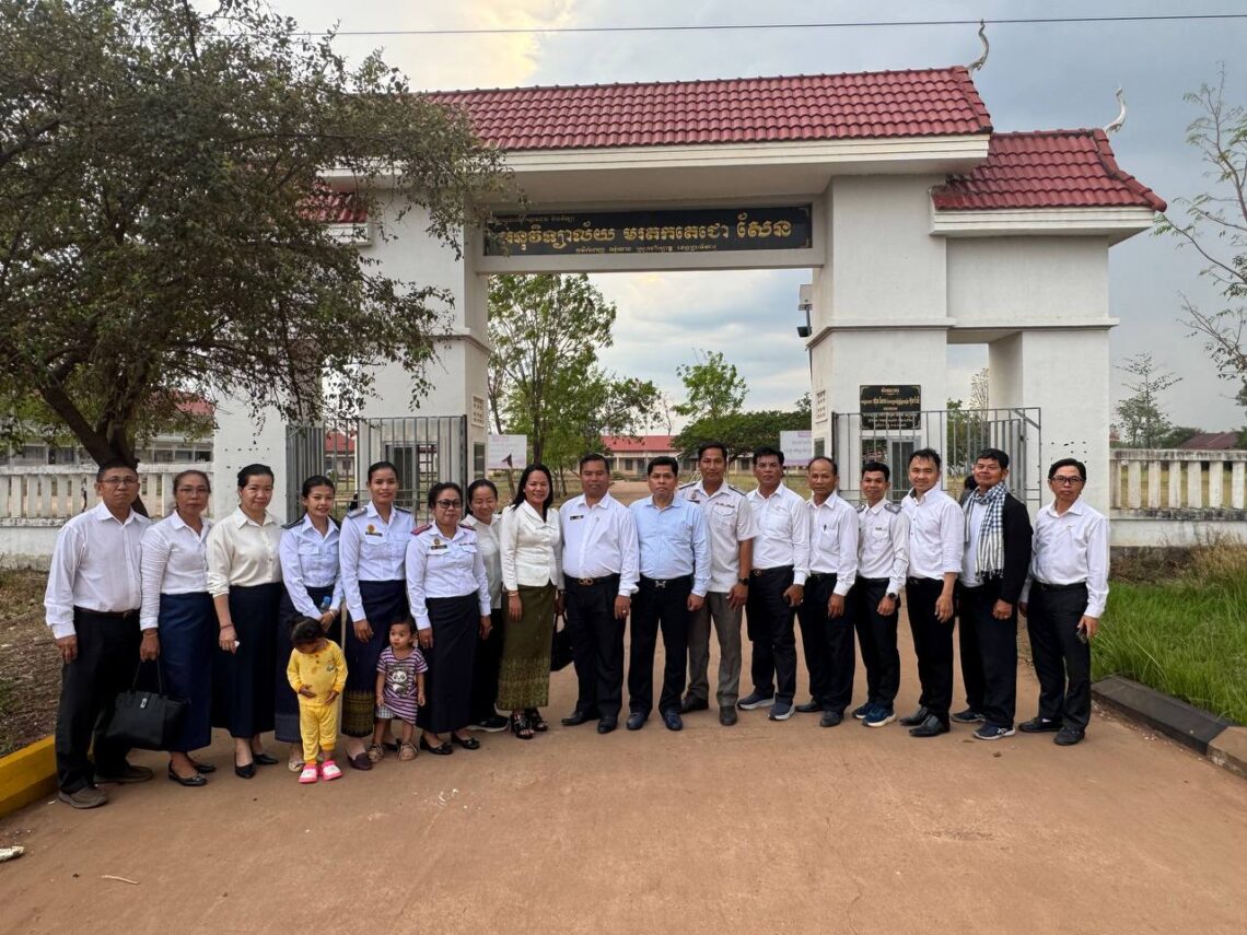 ឯកឧត្តមបណ្ឌិត សៀង សុវណ្ណា នាយកវិទ្យាស្ថានជាតិអប់រំ បានដឹកនាំក្រុមការងារចុះពិនិត្យពីតម្រូវការជាក់ស្ដែង និងចុះកិច្ចព្រមព្រៀងចងសម្ពន្ធ័មេត្រីភាព ជាមួយសាលាបឋមសិក្សារស្មី និងអនុវិទ្យាល័យមរតកតេជោសែន នៃស្រុកជាំក្សាន្តខេត្តព្រះវិហារ ព្រមទាំងបានឧបត្ថម្ភសម្ភារៈរៀន និងបង្រៀន