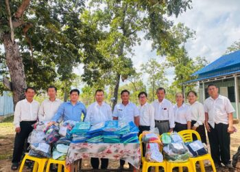 ឯកឧត្តមបណ្ឌិត សៀង សុវណ្ណា នាយកវិទ្យាស្ថានជាតិអប់រំ​ បានដឹកនាំនាយករង មន្ត្រីគ្រប់គ្រង បុគ្គលិកការិយាល័យ ដេប៉ាតឺម៉ង់ គ្រូឧទ្ទេសនៃវិទ្យាស្ថានជាតិអប់រំ និងលោកស្រីនាយិកា​ លោកគ្រូ អ្នកគ្រូ នៃសាលាបឋមសិក្សាអនុវត្ត​ ចុះបំប៉នសមត្ថភាពស្ដីពី​ “វិធីសាស្ត្រ​បង្រៀន និងការប្រើប្រាស់បច្ចេកវិទ្យាព័ត៍មានដល់កន្លែង
