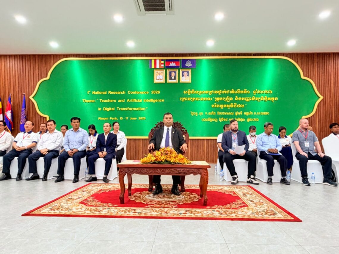 ឯកឧត្តមបណ្ឌិត សៀង សុវណ្ណា បានអញ្ជើញជាអធិបតីភាពក្នុង ពិធីបិទសន្និសីទស្រាវជ្រាវថ្នាក់ជាតិលើកទី១ ឆ្នាំ២០២៦ ក្រោមប្រធានបទ៖ «គ្រូបង្រៀន និងបញ្ញាសិប្បនិម្មិតក្នុងបរិវត្តកម្មឌីជីថល» ឯកឧត្តមបណ្ឌិត បានវាយតម្លៃខ្ពស់ចំពោះលទ្ធផលពិភាក្សា និងកិច្ចដំណើរការសន្និសីទរយៈពេល៣ថ្ងៃនេះ