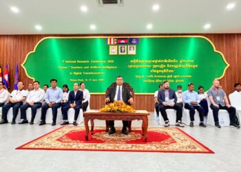 ឯកឧត្តមបណ្ឌិត សៀង សុវណ្ណា បានអញ្ជើញជាអធិបតីភាពក្នុង ពិធីបិទសន្និសីទស្រាវជ្រាវថ្នាក់ជាតិលើកទី១ ឆ្នាំ២០២៦ ក្រោមប្រធានបទ៖ «គ្រូបង្រៀន និងបញ្ញាសិប្បនិម្មិតក្នុងបរិវត្តកម្មឌីជីថល» ឯកឧត្តមបណ្ឌិត បានវាយតម្លៃខ្ពស់ចំពោះលទ្ធផលពិភាក្សា និងកិច្ចដំណើរការសន្និសីទរយៈពេល៣ថ្ងៃនេះ